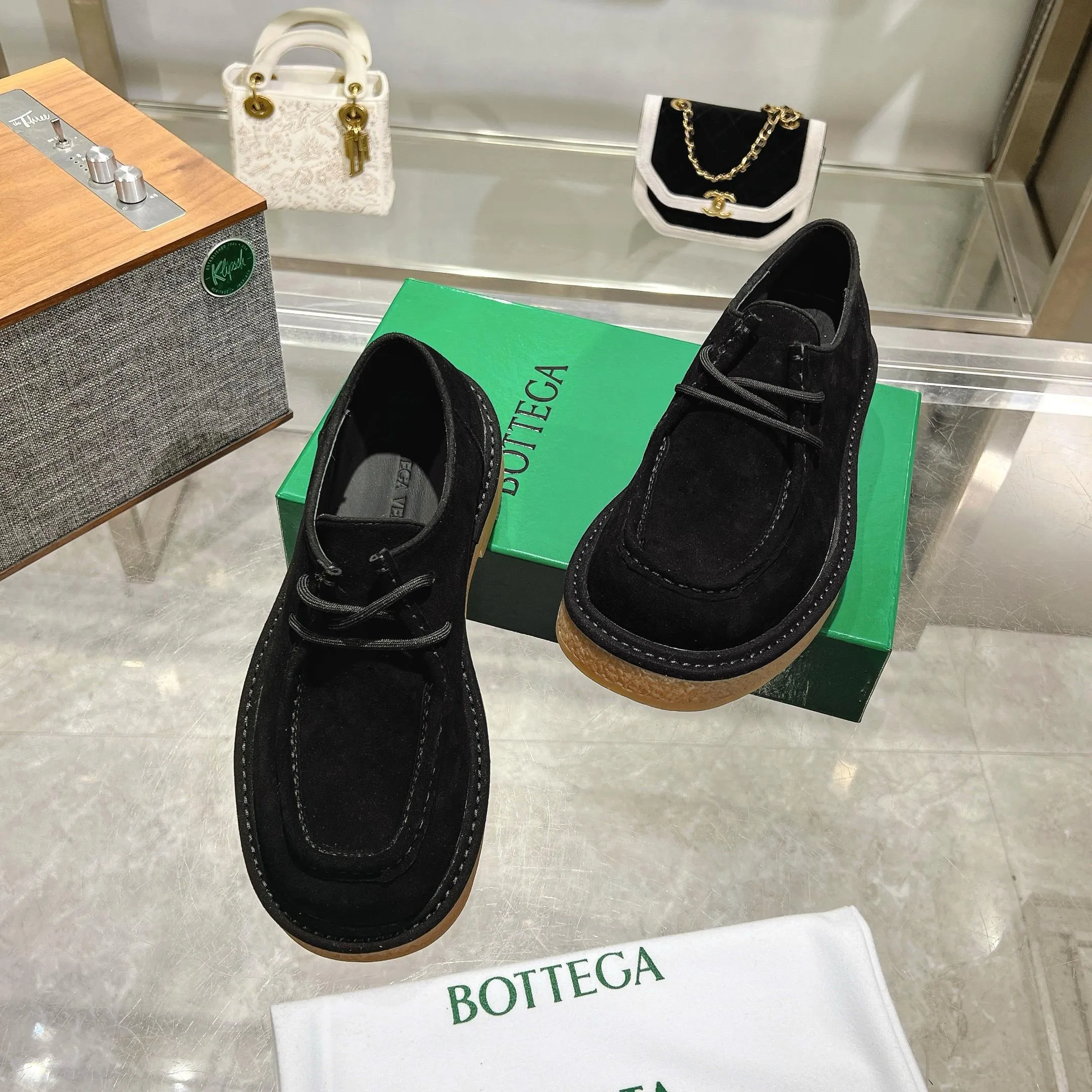 [BV] Top P: 740💰Size for couples: 35-44 (Female 40, Male 38 45, custom-made, non-refundable) Bottega Veneta classic Bottega Veneta counter model! Big square head! Strappy deep-mouth shoes! Reproduction of the original board! The feet are super domineering! Original molded outsole! High-grade mercerized cow velvet! Solid color Niuli!